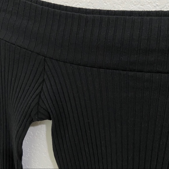 Off-the-Shoulder Ribbed Top - Picture 4 of 5